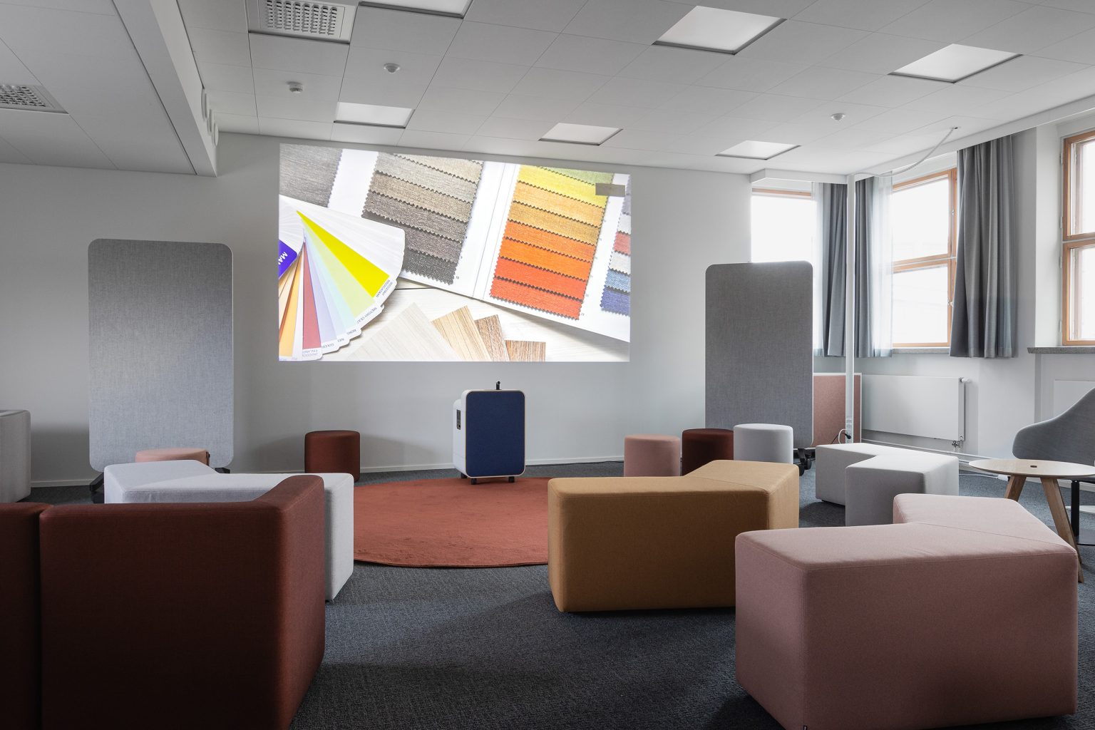 Soluzione audiovisiva senza installazione, Artome M10, presso l'Helsinki Education Hub