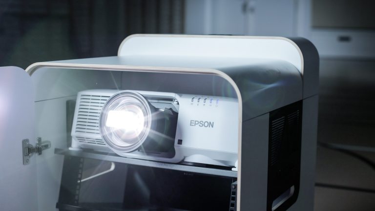 Close up picture about Artome X20 and it's Epson projector